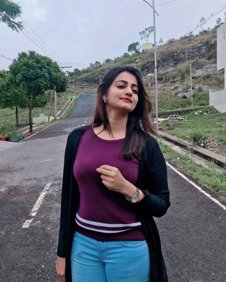 Priyanka Nair Instagram - Calmness of mind is one of the beautiful jewel of wisdom. - - #Behappy#staypositive#spredinglove#happiness#morningbliss#shootingtime#hillstation#instagram#instaday#instapic