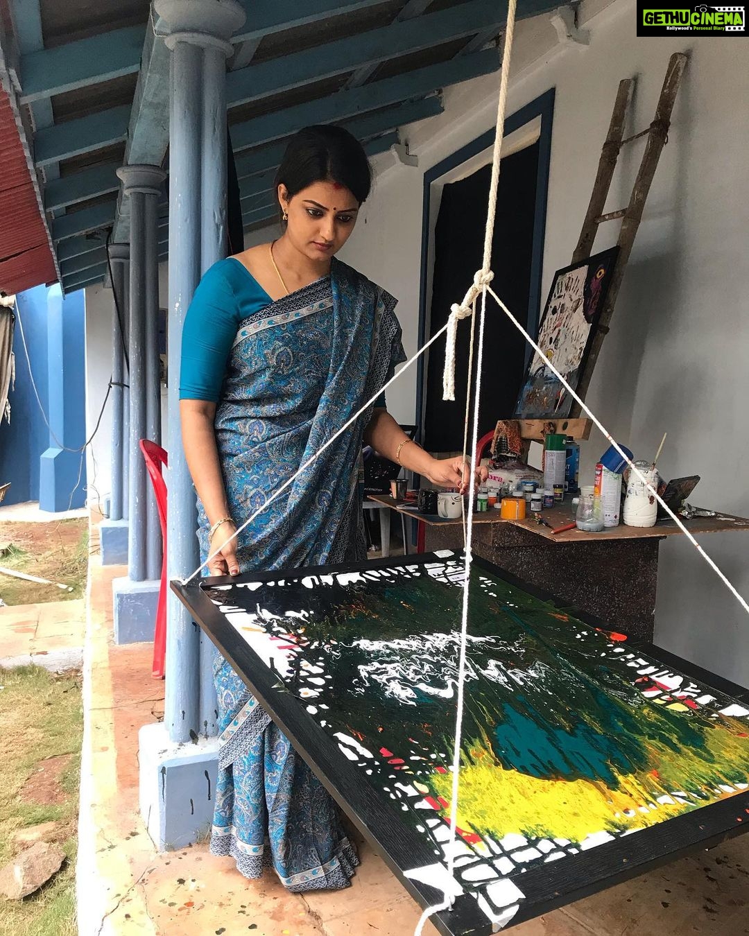 Priyanka Nair Instagram - That painter mode on.😝 Behind the camera @shootingspot🤷♀️😀🖤