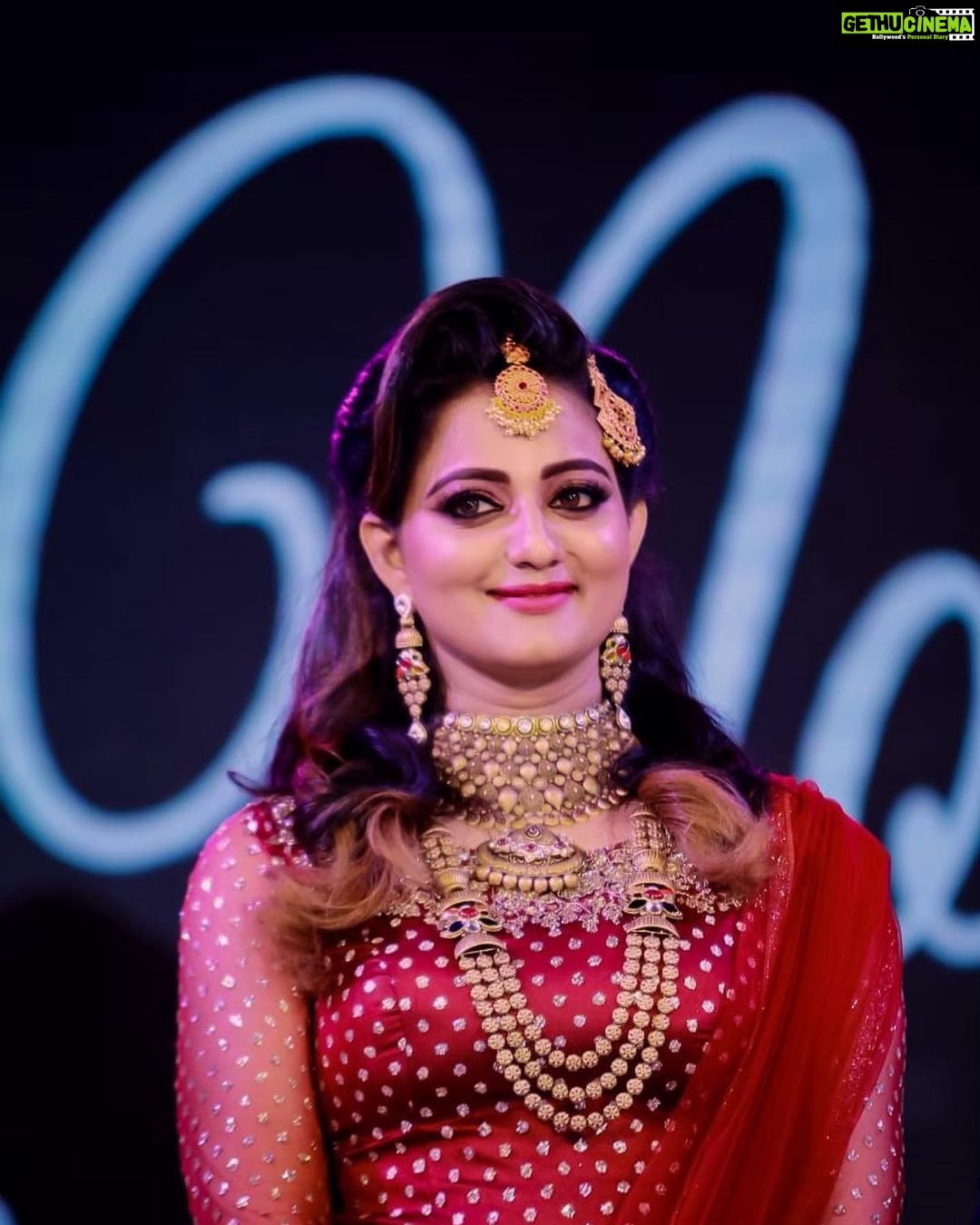 Priyanka Nair Instagram - #MOTFASHIONLEAUGE @malloftravancore Wearing @aanunobby designs , Jewellery by @malabargoldanddiamonds Mua- @vikas.vks.makeupartist , Hairstyle by @sudhiar991 PC- @sreeraj_capture @dulkifil_photography - #fashion#fashioleauge#posing#keralafashion#bridalware#priyankanair#southindianactresstrivandrum#kerala#malloftravancore#malabargoldanddiamonds#hudabeauty#huda#gold#ramp#instaday#instagram