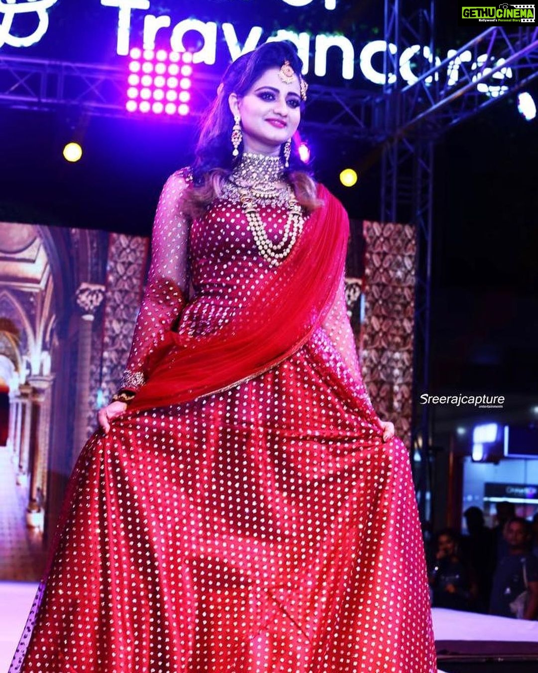 Priyanka Nair Instagram - #MOTFASHIONLEAUGE @malloftravancore Wearing @aanunobby designs , Jewellery by @malabargoldanddiamonds Mua- @vikas.vks.makeupartist , Hairstyle by @sudhiar991 PC- @sreeraj_capture @dulkifil_photography - #fashion#fashioleauge#posing#keralafashion#bridalware#priyankanair#southindianactresstrivandrum#kerala#malloftravancore#malabargoldanddiamonds#hudabeauty#huda#gold#ramp#instaday#instagram
