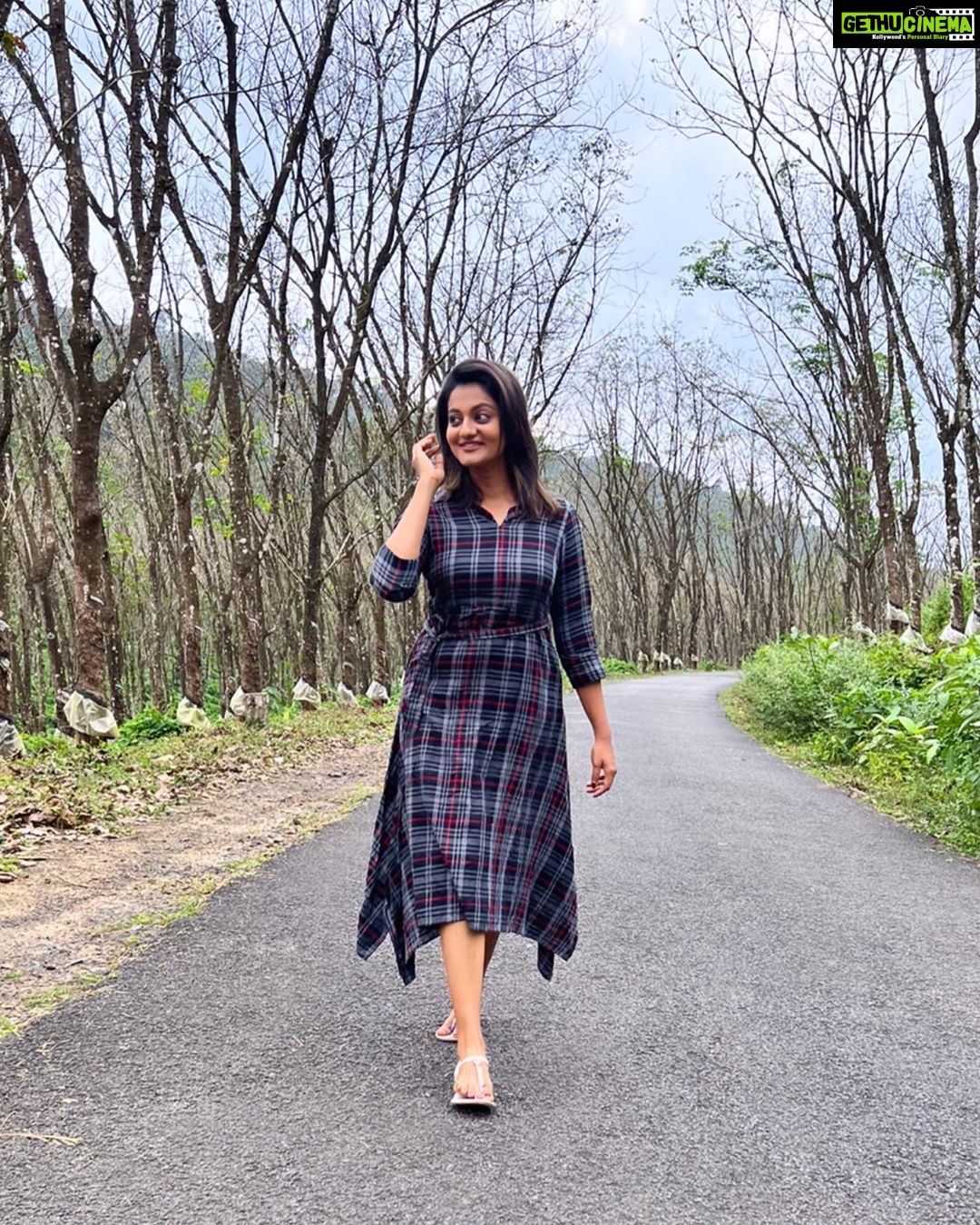 Priyanka Nair Instagram - Itโs not the destination,itโs the journey ๐๐ - - - - #roadtrip#rubberplant#roadlife#travelphotography#kerala#priyankanair#instapic#instaday#instagram ๐ธ @davisvazhapilly