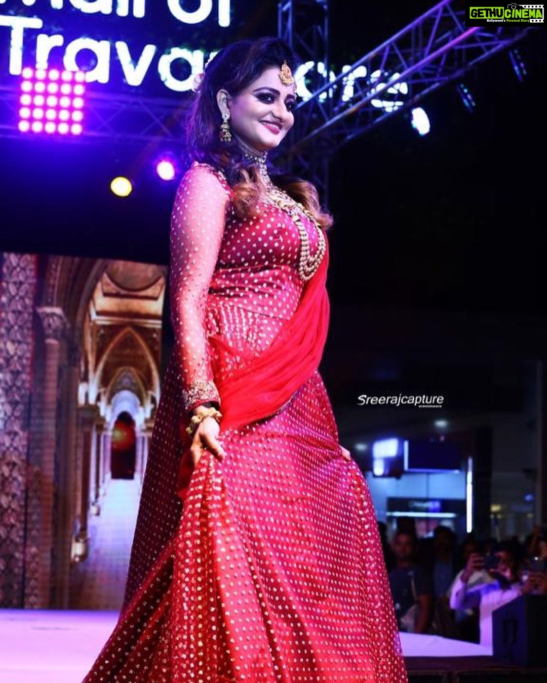 Priyanka Nair Instagram - #MOTFASHIONLEAUGE @malloftravancore Wearing @aanunobby designs , Jewellery by @malabargoldanddiamonds Mua- @vikas.vks.makeupartist , Hairstyle by @sudhiar991 PC- @sreeraj_capture @dulkifil_photography - #fashion#fashioleauge#posing#keralafashion#bridalware#priyankanair#southindianactresstrivandrum#kerala#malloftravancore#malabargoldanddiamonds#hudabeauty#huda#gold#ramp#instaday#instagram