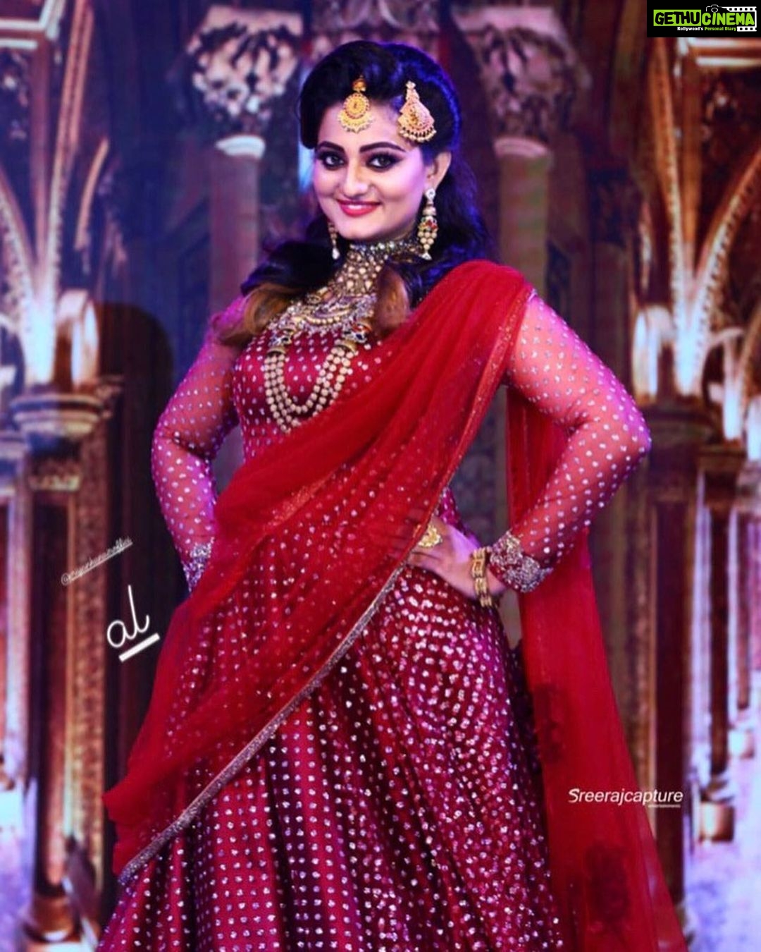 Priyanka Nair Instagram - #MOTFASHIONLEAUGE @malloftravancore Wearing @aanunobby designs , Jewellery by @malabargoldanddiamonds Mua- @vikas.vks.makeupartist , Hairstyle by @sudhiar991 PC- @sreeraj_capture @dulkifil_photography - #fashion#fashioleauge#posing#keralafashion#bridalware#priyankanair#southindianactresstrivandrum#kerala#malloftravancore#malabargoldanddiamonds#hudabeauty#huda#gold#ramp#instaday#instagram