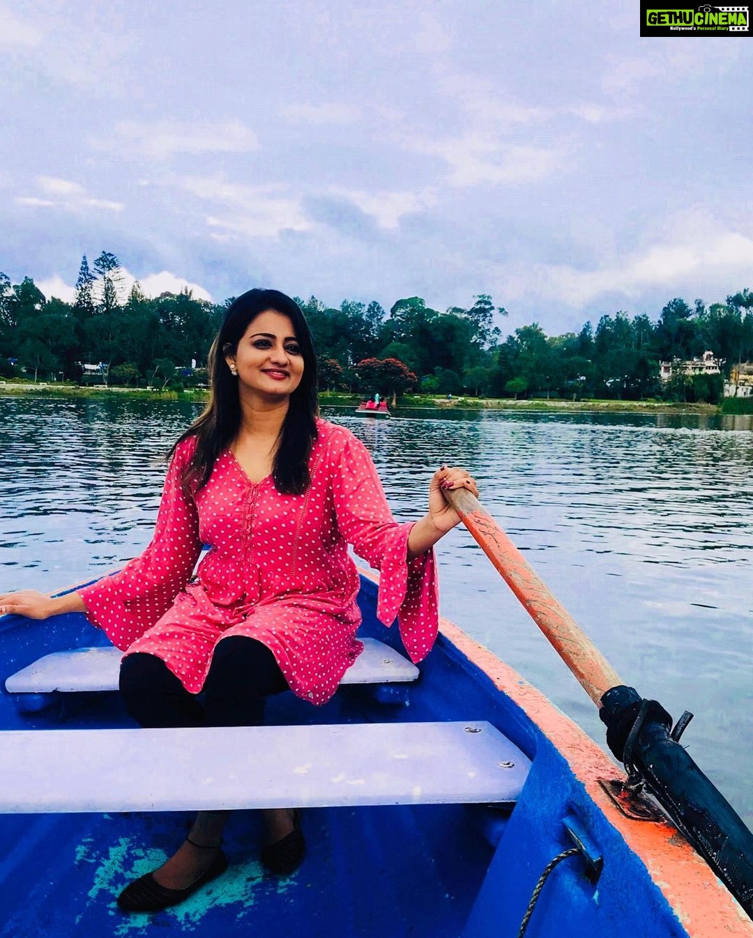 Priyanka Nair Instagram - Do something that really makes you feel really good everyday.☺️ - - PC- @shanz_hairstyle #happiness#traveltime#dosomethinggood#peacefulmind#boating#naturelove#traveller#actress#priyankanair#southindianactress#malluactress#shootingtime#instaday#instapic#instagram