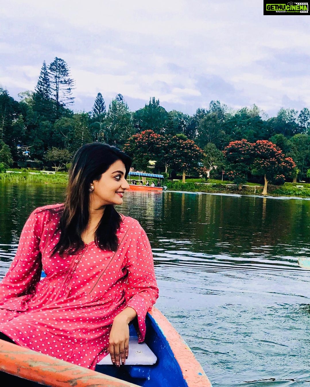 Priyanka Nair Instagram - Do something that really makes you feel really good everyday.☺️ - - PC- @shanz_hairstyle #happiness#traveltime#dosomethinggood#peacefulmind#boating#naturelove#traveller#actress#priyankanair#southindianactress#malluactress#shootingtime#instaday#instapic#instagram