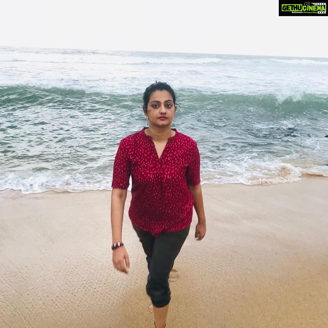 Priyanka Nair Instagram - കടലോളം പ്രണയം കടലിനോട്🌊 - - - #sea#travellover#travel#sealove#addicted#priyankanair#waves#southindianactress#malluactress#tollywood#bollywood#kollywood#sandalwood#trivandrum