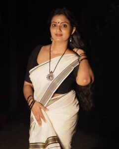 Priyanka Nair Instagram - Love to be in this attire😍Setmundu love💞💞
Photography- @shalupeyad 
hairstyle- aneeshkarettu, jewlery @harsha_sahad , outfit- @kasavumall 😊