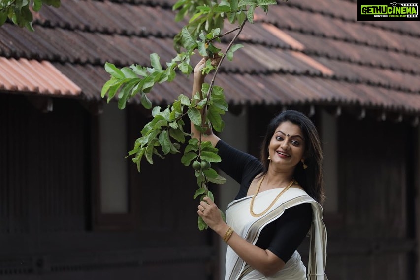 Priyanka Nair Instagram - ❤️ #onam#festival#traditionalwere#sareelove#priyankanair#priyanka#southindianactress#blackndwhite#malluactress#kolkywood#bollywood#tollywood#instagram#insta#instaday#instapic