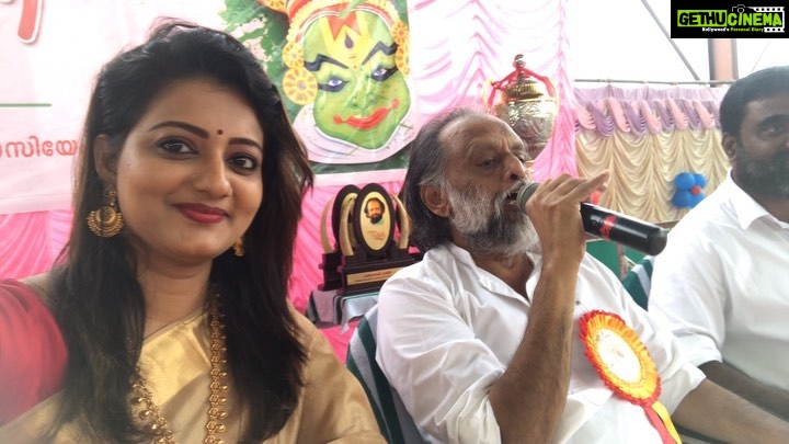 Priyanka Nair Instagram - എനിക്കും ഓണം വന്നേ...🥰🥰🥰 Attending a function with Kaithapram sir.😍Blessed moment🙏🏼 - - #onam#attending#function#trivandrum#kaithapram#priyankanair#malayamcinema#instagram