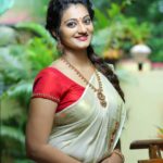 Priyanka Nair Instagram - ഇന്ന് ചിങ്ങം ഒന്ന് .എല്ലാർക്കും പുത്തൻപ്രതീക്ഷയുടെ പുതുവത്സരാശംസകൾ🙏🏼 #newexpectations#togetherforkerala#doforkerala - - - #chingam1#newyear#priyankanair#kerala#southindianactress#malluactressinstagram