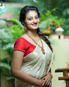 Priyanka Nair Instagram - ഇന്ന് ചിങ്ങം ഒന്ന് .എല്ലാർക്കും പുത്തൻപ്രതീക്ഷയുടെ പുതുവത്സരാശംസകൾ🙏🏼
#newexpectations#togetherforkerala#doforkerala
-
-
-
#chingam1#newyear#priyankanair#kerala#southindianactress#malluactressinstagram