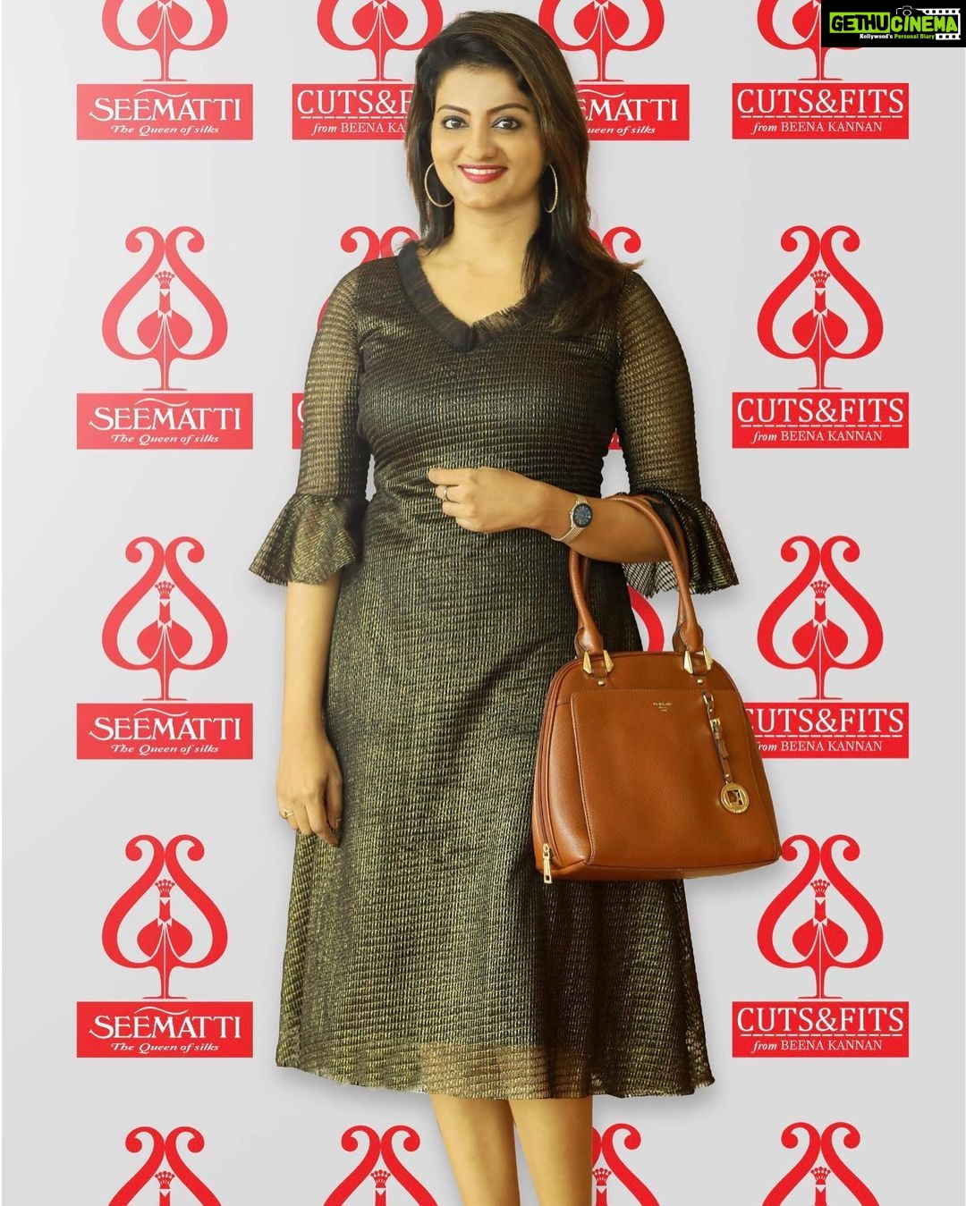 Priyanka Nair Instagram - PC- @shalupeyad @seemattitextiles ,@beenaseematti , @amma_association ❤️ - - wearing @aanunobby 😍 #ammagenaralbody#actor#reunion#attitude#malayalamcinema#happening#happiness#damilano#damilanobags#instagram#instapic#instaday Grand Hyatt Kochi Bolgatty