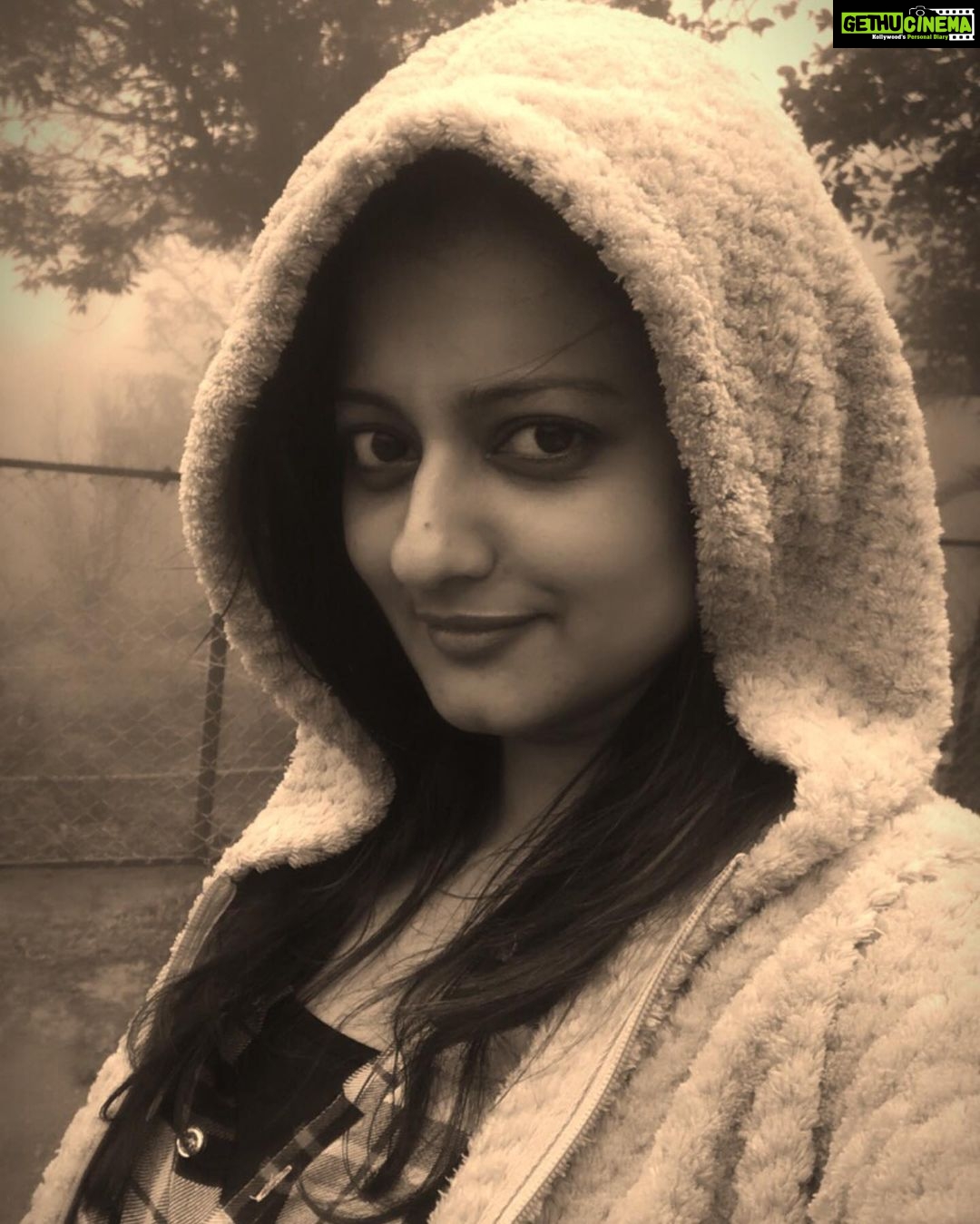 Priyanka Nair Instagram - Hooded me🖤 #hooded#notintentional#methoed 👀😂 #shooting#blackandwhitephotography#wagamon❤️ - - - #mist#priyankanair#priyanka#southondianactress#malluactress#tollywood#bollywood#kollywood#mollywood#instagram#instafashion#traveller#travelholic#blogger#insta