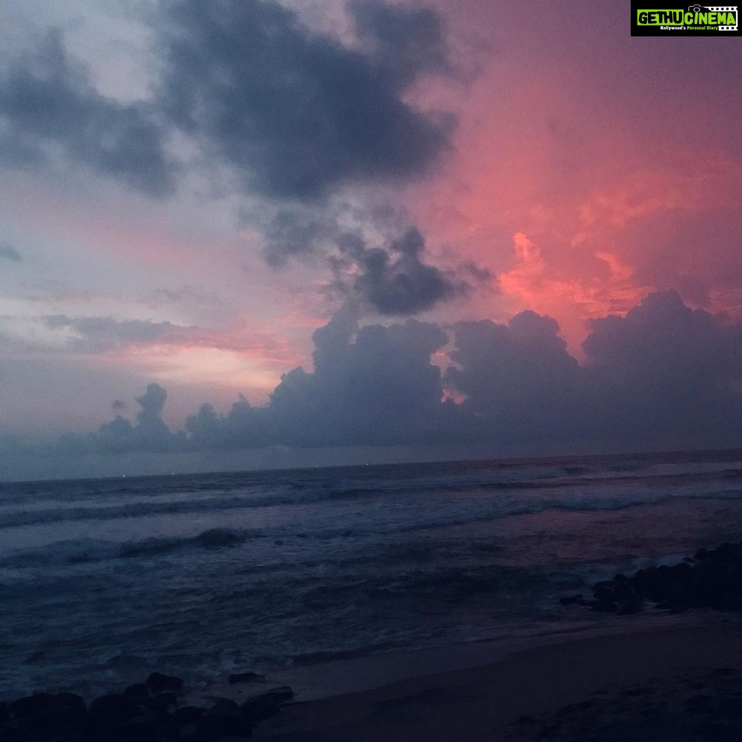 Priyanka Nair Instagram - കടലോളം പ്രണയം കടലിനോട്🌊 - - - #sea#travellover#travel#sealove#addicted#priyankanair#waves#southindianactress#malluactress#tollywood#bollywood#kollywood#sandalwood#trivandrum