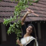 Priyanka Nair Instagram - ❤️ #onam#festival#traditionalwere#sareelove#priyankanair#priyanka#southindianactress#blackndwhite#malluactress#kolkywood#bollywood#tollywood#instagram#insta#instaday#instapic