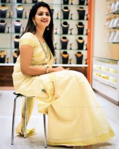 Priyanka Nair Instagram - 🌸 . . . . . #lovethisattire#sareelove#keralasaree#ornaments#occation#function#shoppingtime#shoppingmall#jewelry#priyankanair#priyanka#shootingtime#southindianactress#malluactress#tollywood#telugufilmnagar#bollywood#malluwood#actress#kerala#trivandrum#instanight#instapic