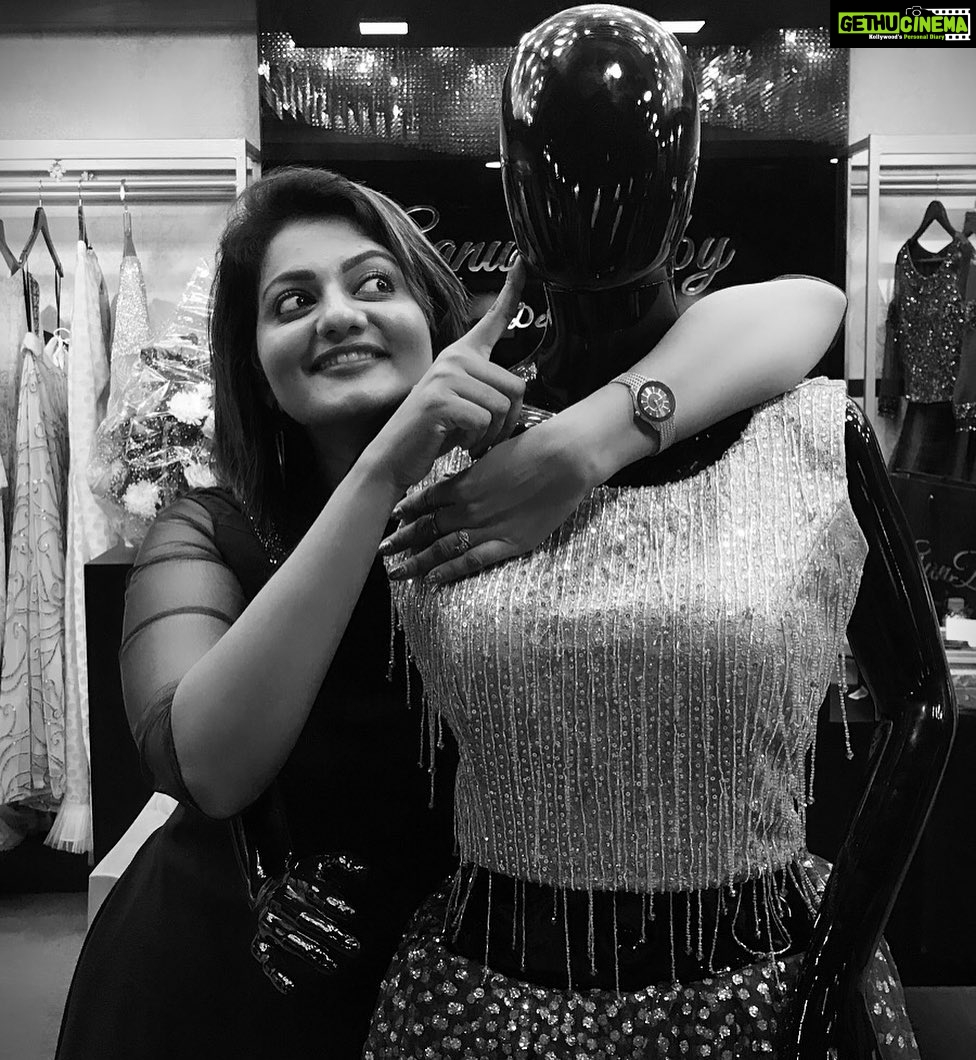Priyanka Nair Instagram - it's not @madametussauds .... ha ha these #mannequins gave memories of my #international #trip ... also great #funnymoments me and #friends had ... #greatmoments #20likes #southindian #actress #boutique #launch #practivity with stupid younger brother @nabel_marketer