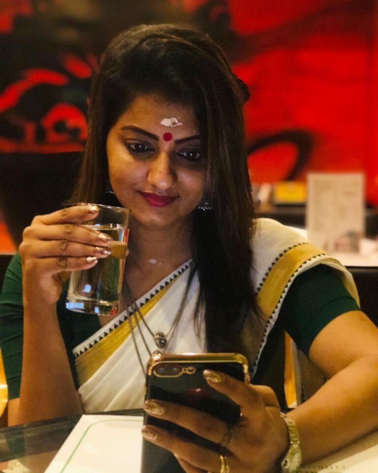 Priyanka Nair Instagram - What makes you different makes you beautiful.🎼🎼😍😍😍Thnk you Mr.Part time photographr😂😂@abhilashpn.official fr this candid click☺️😍 _ - - - #candid#meetingtime#friendship#coffe#longdiscussions#keralasaree#temple#silverjewelry#priyanka#priyankanair#southindianactress#malluactress#malluwood#tollywood#bollywood#kollywood#trivandrum#kerala#actress#gallery#instagram#insta#instapic Trivandrum, India