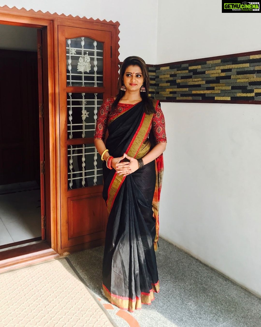 Priyanka Nair Instagram - Fall in love with taking care of urself😍 - - - #morningbliss#sundayvibes#sunkissed#thefeet#inblack#priyankanair#priyanka#veyilpriyanka#southindianactress#malluactress#malluwood#tollywood#bollywood#kollywood#sareeblouseinspiration#insaree#instasaree#instagram#instasunday