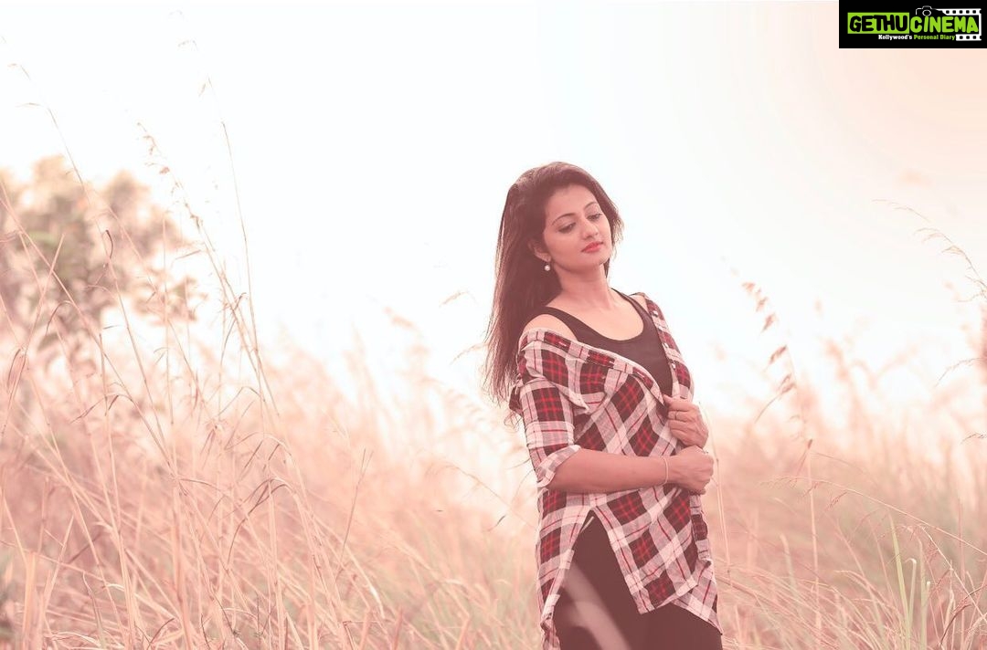 Priyanka Nair Instagram - Morning bliss❤️ . . . #ponmudi#ponmudihills#trivandrum#priyankanair#southindianactress#travelphotography#travelholics#travelawsome#malluactress#veyilpriyanka#priyanka#mist#sunkissed#instagram