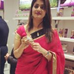 Priyanka Nair Instagram - @malloftravancore #lotus#malloftravancore#trivandrum##shoppingtime#priyankanair#candid#sareelove#inred#red