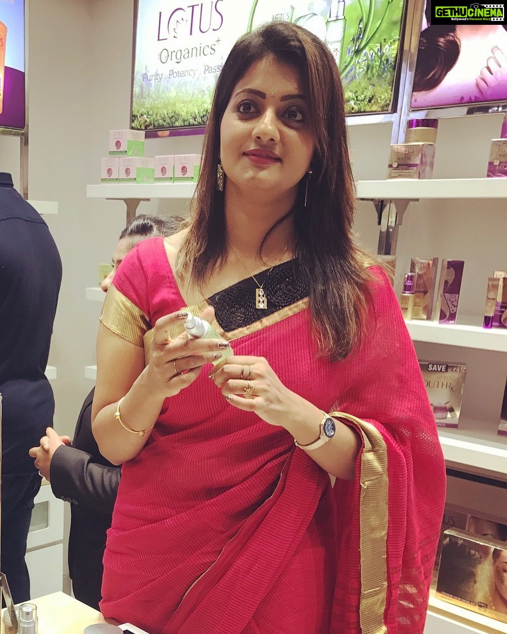 Priyanka Nair Instagram - @malloftravancore #lotus#malloftravancore#trivandrum##shoppingtime#priyankanair#candid#sareelove#inred#red