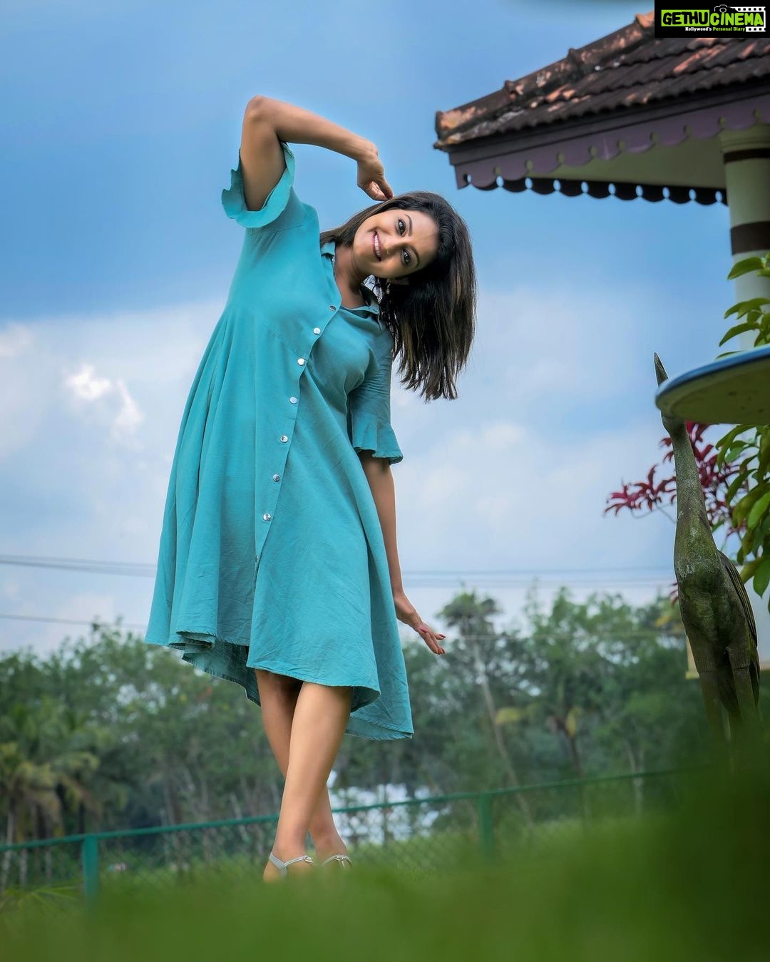 Priyanka Nair Instagram - True happiness lies in the small things ☺️ 📸 @shalupeyad MHA - @_sumathefacechanger_ @davisvazhapilly #locationpic #varal#priyankanair