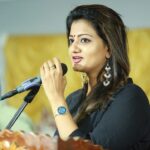 Priyanka Nair Instagram - In a serious conversation☺️Thanx Trivandrum fr the love❤️ . . . #attendingafunction#trivandrum#onmothersday#conversation#speech#creativemoms#creativemomshub#priyankanair#veyilpriyanka#blacklove#soithindianactress#instagram