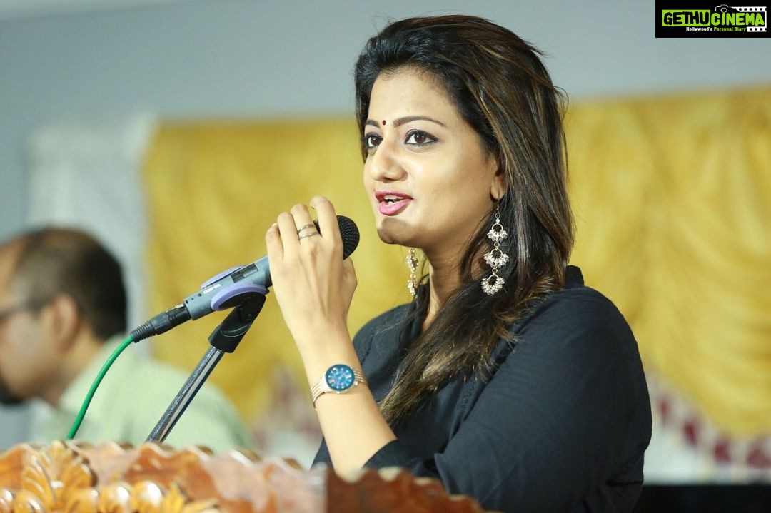 Priyanka Nair Instagram - In a serious conversation☺️Thanx Trivandrum fr the love❤️ . . . #attendingafunction#trivandrum#onmothersday#conversation#speech#creativemoms#creativemomshub#priyankanair#veyilpriyanka#blacklove#soithindianactress#instagram