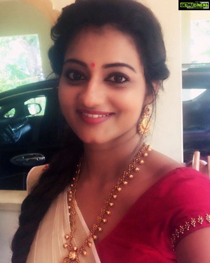 Priyanka Nair Instagram - #morningbliss#selfie#priyankanair#traditionalwere#keralasaree#timewithfamily#southindianactres#malluactress#kollywood#mollywood#actress#kerala#trivandrum#instapic#instagram