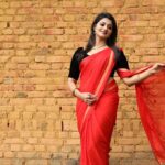 Priyanka Nair Instagram - BLACK AND RED❤️ . . #Photoshoot#saree#blackndred#brick#morningtime#priyankanair#malluactress#southindianactress#veyilpriyanka#kollywood#tamilcinema#shootingtime#songshoot#kerala #trivandrum#oldhouse#myfavrite#instagram#instashoot
