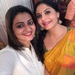 Priyanka Nair Instagram - Surprise meeting after a long time!!Had a nice time with my favourite dancer Ashachechy❤️ . . #surprisemeeting#inamarriagefunction#fullofhappiness#nicetimewithnicepeople#actorslife#actor#dancer#performer#priyankanair#ashasharath#malluactress#tamilactress#southindianactress#kollywood#tollywood#mollywood#kerala#trivandrum#instamarriage#instamoment