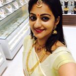 Priyanka Nair Instagram - Deadly combo!! my favourite❤️ . . . #keralasaree#jewelry#traditional#bridallook#hindubride#latestpic#priyankanair#veyilpriyanka#shootingtime#photoshoot#advertisement#minimalmakeup #kerala#southindianactress#malluactress#malluwood#gallery#tollywood#instafashion#selfie#instamoment