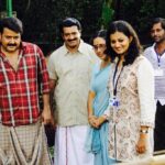 Priyanka Nair Instagram - throwback to 2009❤️when we ask someone to take our pic nd they tell us to act natural🙊😍😍 #throwback#memories#partofascene#ividamswargamanu#myfavrite#withwonderfulpeople#positivevibesonly#lalettan#thecompleteactor#roshanandrews#actors#gopisundar#shootingtime#malayalammovie#priyankanair#southindianactress#malluactress#instamove