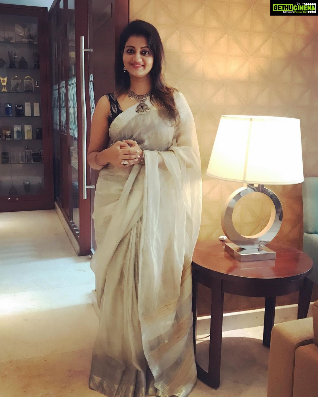 Priyanka Nair Instagram - I love to wear sarees nd feel a women looks most beautiful nd elegant in a saree than any other outfit😍 #lovesaree#elegant#attitude#confidence#blackndwhite#necklace#priyankanair#malluactress#shootingtime#southindianactress#instafashion#newtrends#instagram #instapic