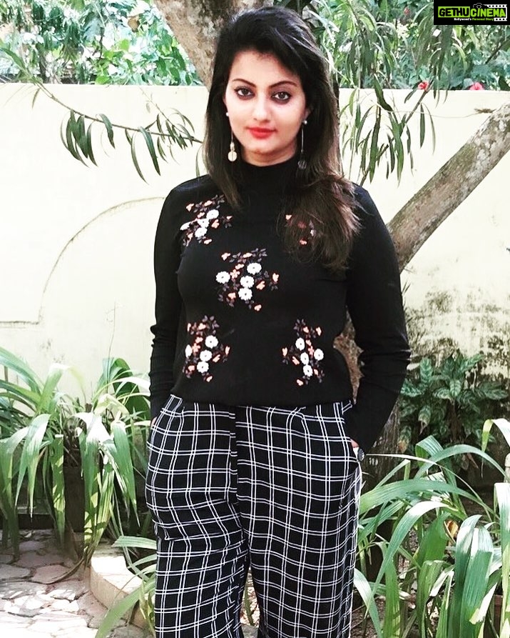 Priyanka Nair Instagram - All I can control is myself nd just keep having a positive attitude☀️#throwbacktime #instapic#holidaymood#inblack#attitude#enjoyinglife