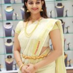 Priyanka Nair Instagram - #priyankanair#indiantraditionalwear#setsaree#keralasaree #goldjewelry#hipchain#goldchains#earring#jhumkas traditionaloutfit#bridal#advertisment#inaguration#shootingtime#southindianactress#malluactress#jewlshop#malloftravancore#malabargoldanddiamonds#kushalsfashionjewellery#latestpic#trivandrum#kerala#instapic