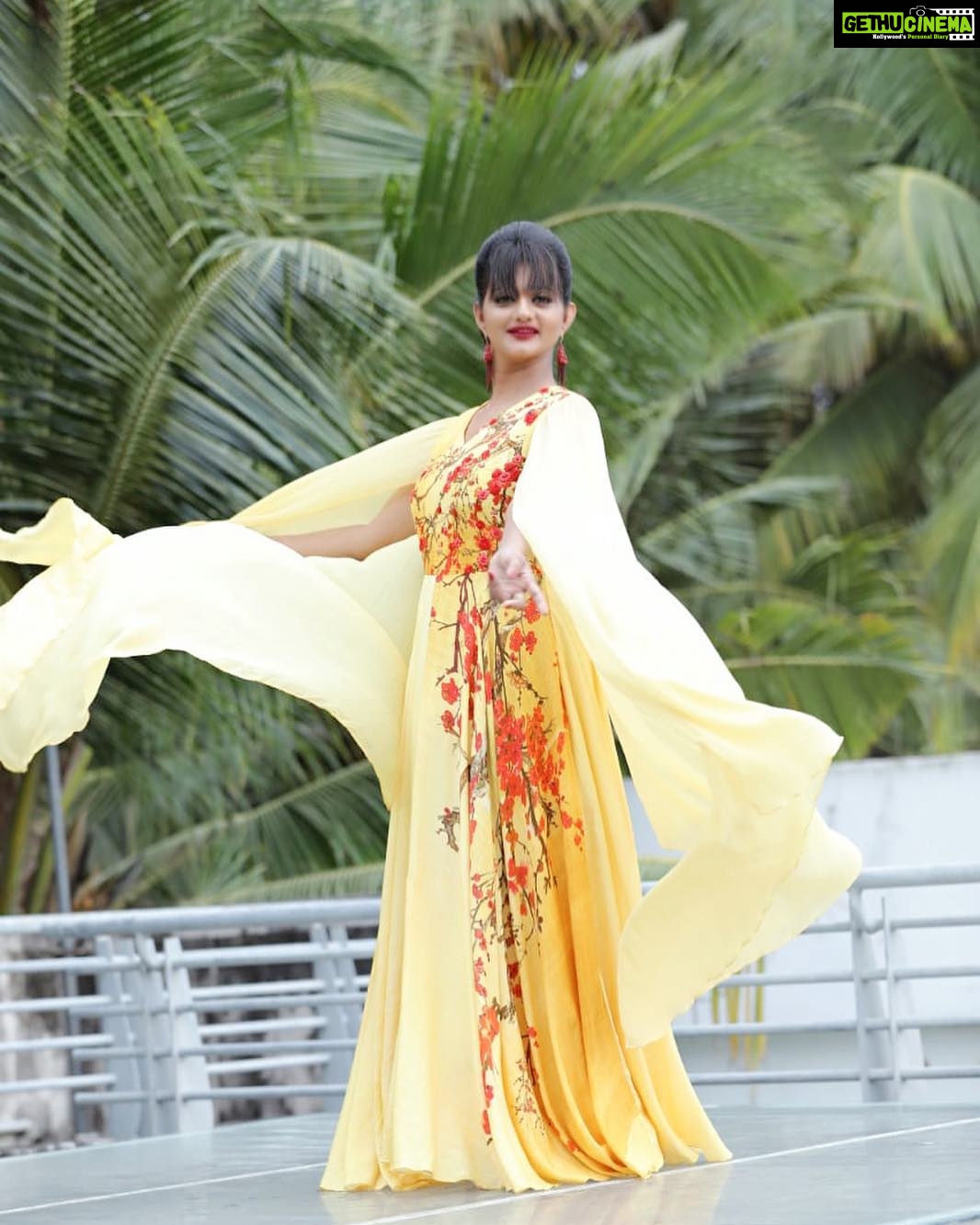 Priyanka Nair Instagram - I'm verry happy being me, although sometimes I'd love to be a bird , so that I could fly😍#priyankanair#instapic#yellowlove
