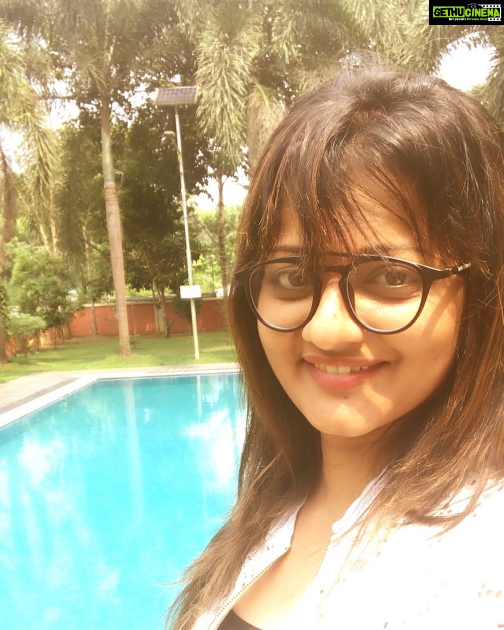 Priyanka Nair Instagram - #poolsidesfie#shootingtime#withoutmakeup#mask#priyankanair#malluactress#southindianactress#kochin#instagram