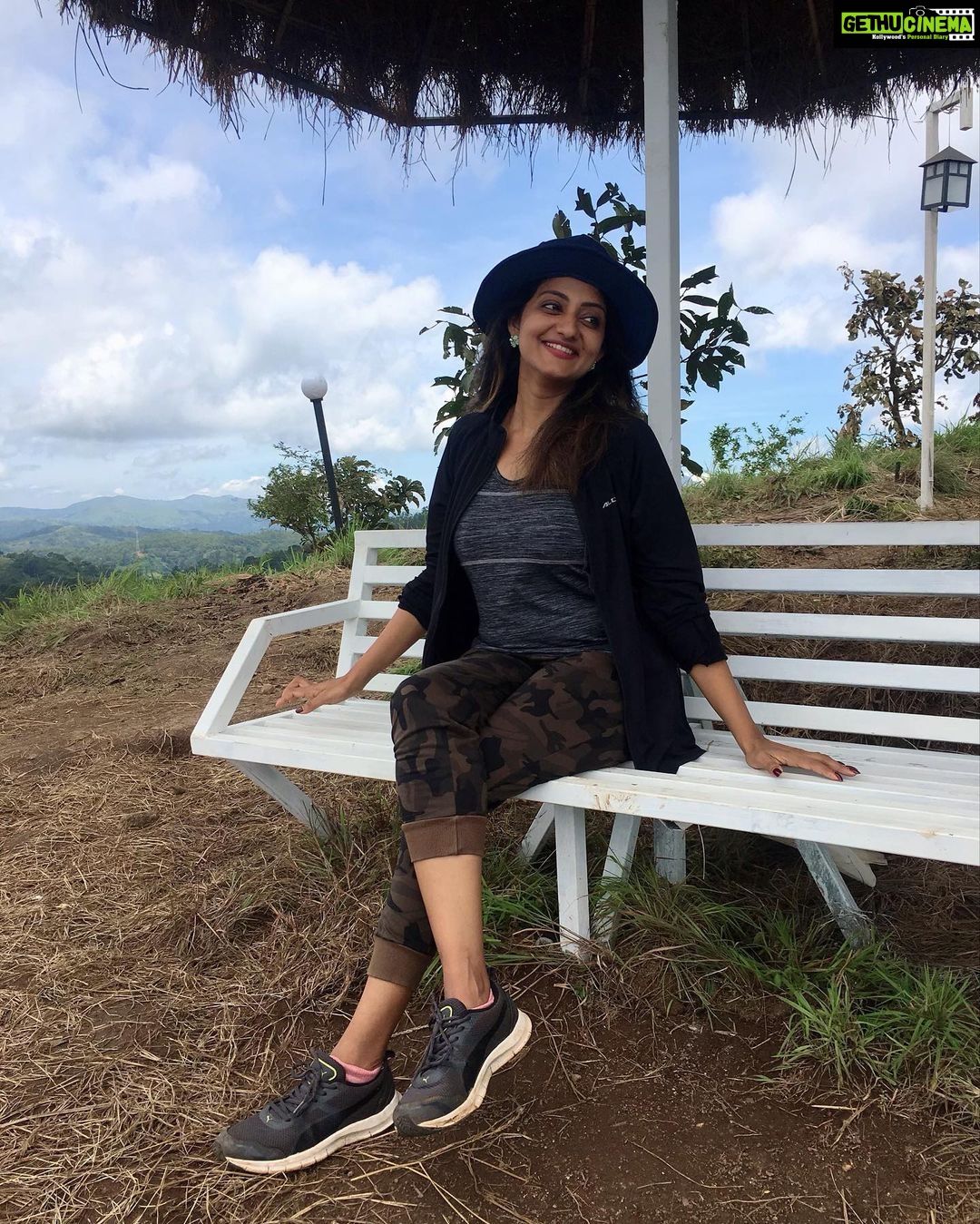 Priyanka Nair Instagram - “If you truly love nature, you will find beauty everywhere.” - Vincent Van Gogh. 📸 @rajeesh.r6 #naturelove#naturephotography#idukki#kerala#priyankanair#shootingdiaries#12thman GreenBerg Holiday Resorts