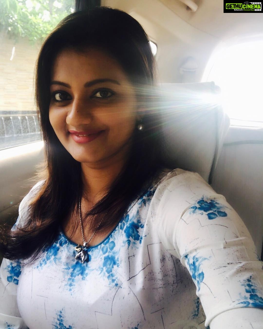 Priyanka Nair Instagram - #Dreams hve only one owner at a time.That's y #dreamers are lonely🦋#waitingforthesun#sunlightlover#veyil#sunkissed#priyankanair#southindianactress#malluactress#inatagood#instapic#instagram