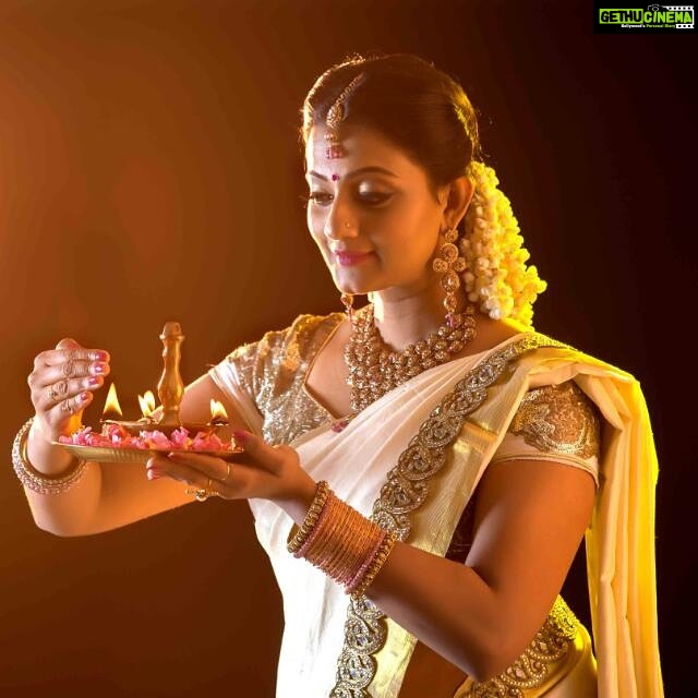 Priyanka Nair Instagram - #wishng u all a wonderful year#2016#starandstyle#priyankanair#keralasaree#malayali#traditionalpic