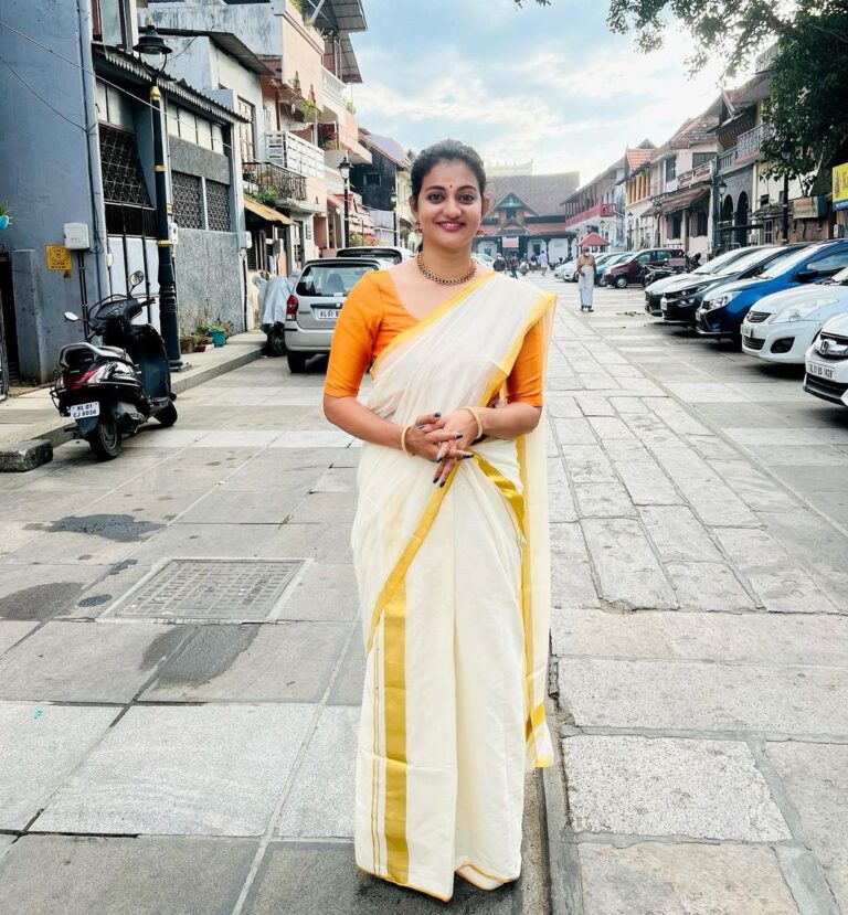 Priyanka Nair Instagram - Happy Pongal and Makara sankranti to one and all 🎉😍 #happypongal#makarasankrati#festival#festivaltime#tamil#malayalam#priyankanair#saree#sareelove