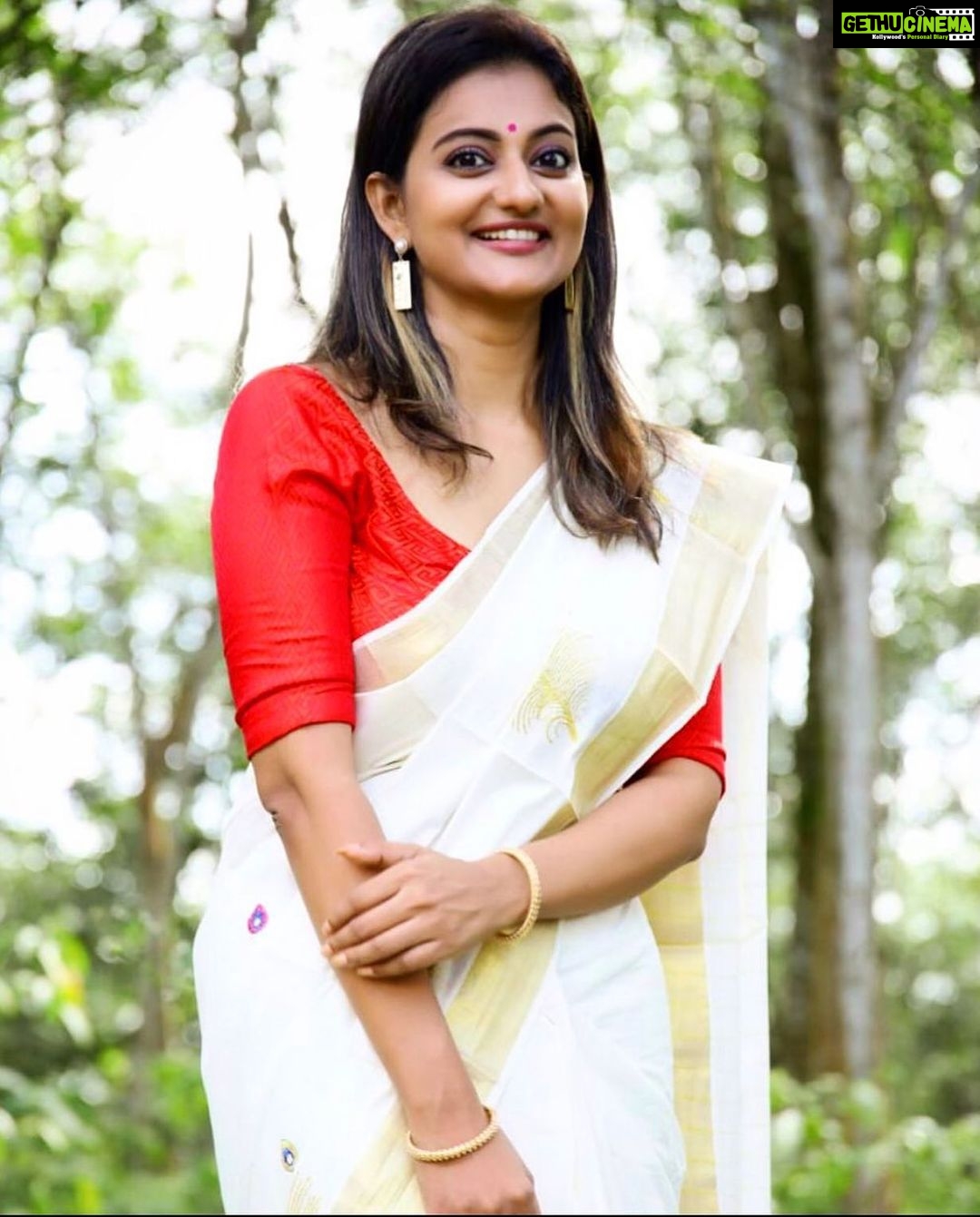 Priyanka Nair Instagram - 🌸🌸🌸 Photography - @shalupeyad Costume - @ar_handlooms_kuthampully