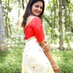 Priyanka Nair Instagram – A positive mindset brings positive things❤️
Photography – @shalupeyad 
Costume- @ar_handlooms_kuthampully