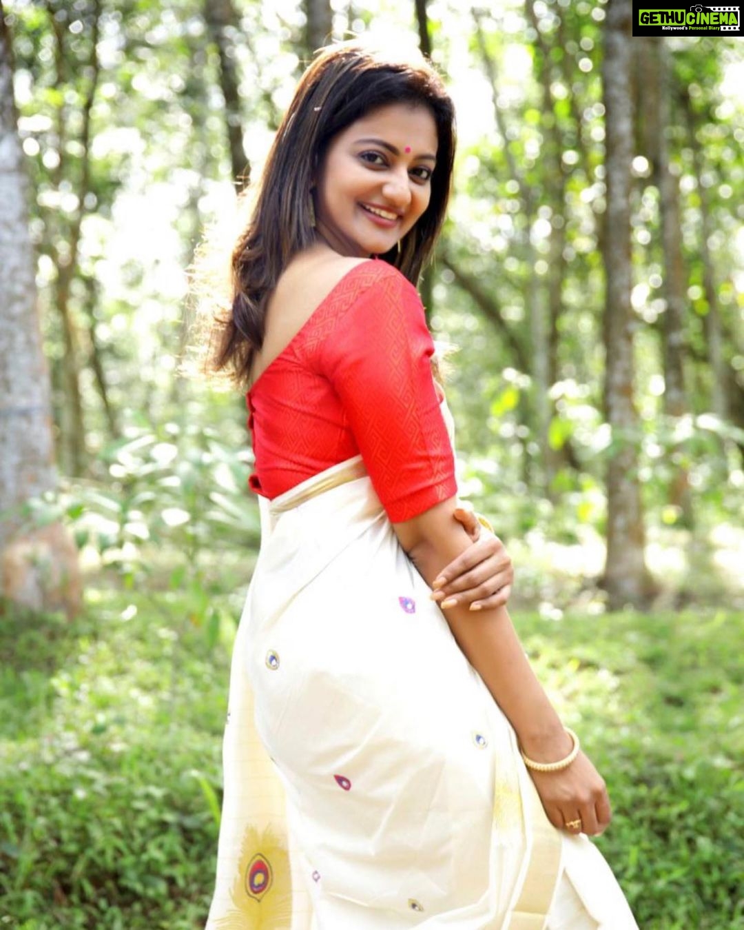 Priyanka Nair Instagram - A positive mindset brings positive things❤️ Photography - @shalupeyad Costume- @ar_handlooms_kuthampully