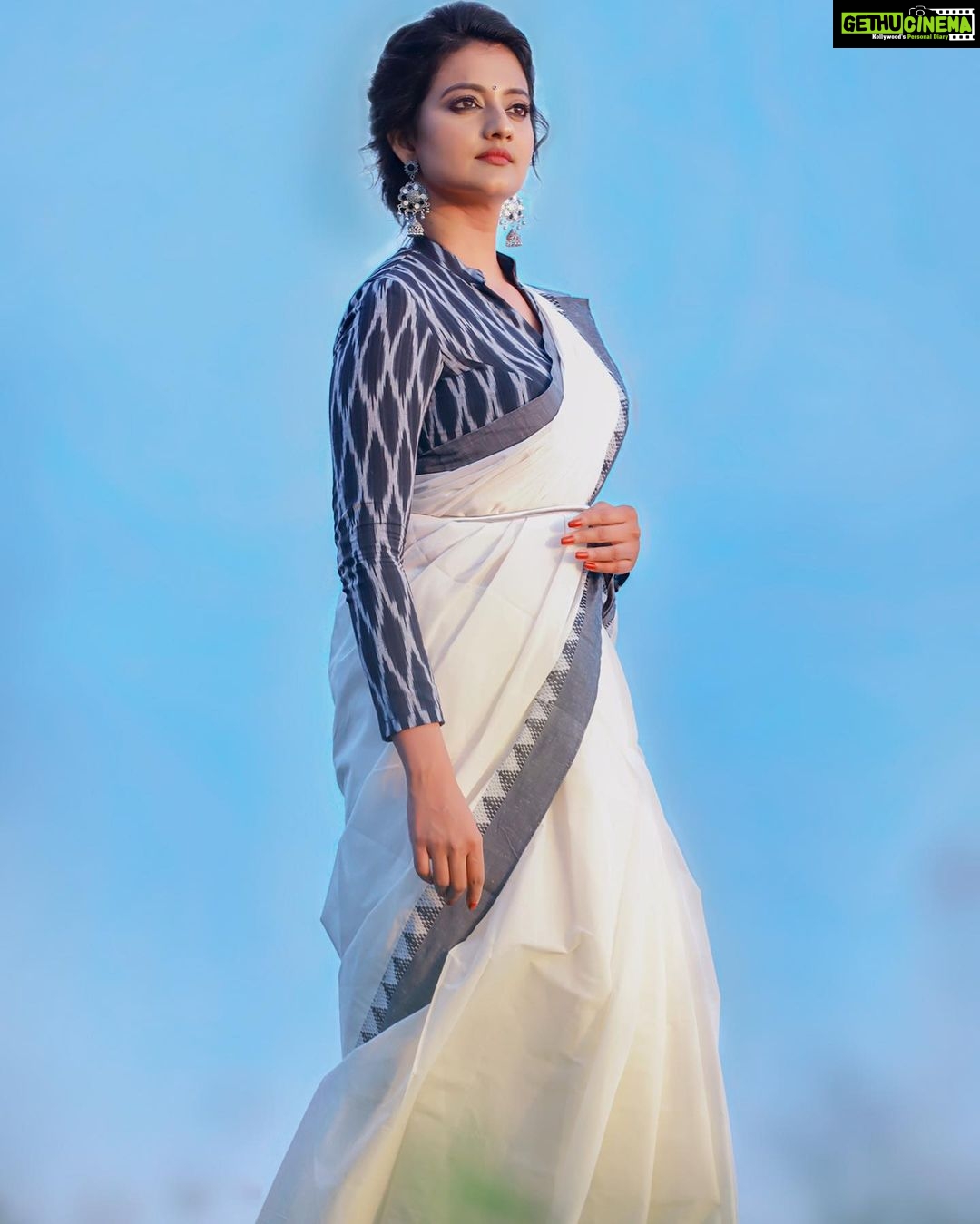 Priyanka Nair Instagram - ഉത്രാടദിന ആശംസകൾ 🌼🌸 Photography - @shalupeyad MUA - @jijo_jo_the_makeup_artist Costume - @kasavumall @crezzadesignerstitching . . . . #uthradam#festivalday#photoshoot#priyankanair#kerala#onam#malayalee#saree#actress#trivandrum#insta#instapic#instagram