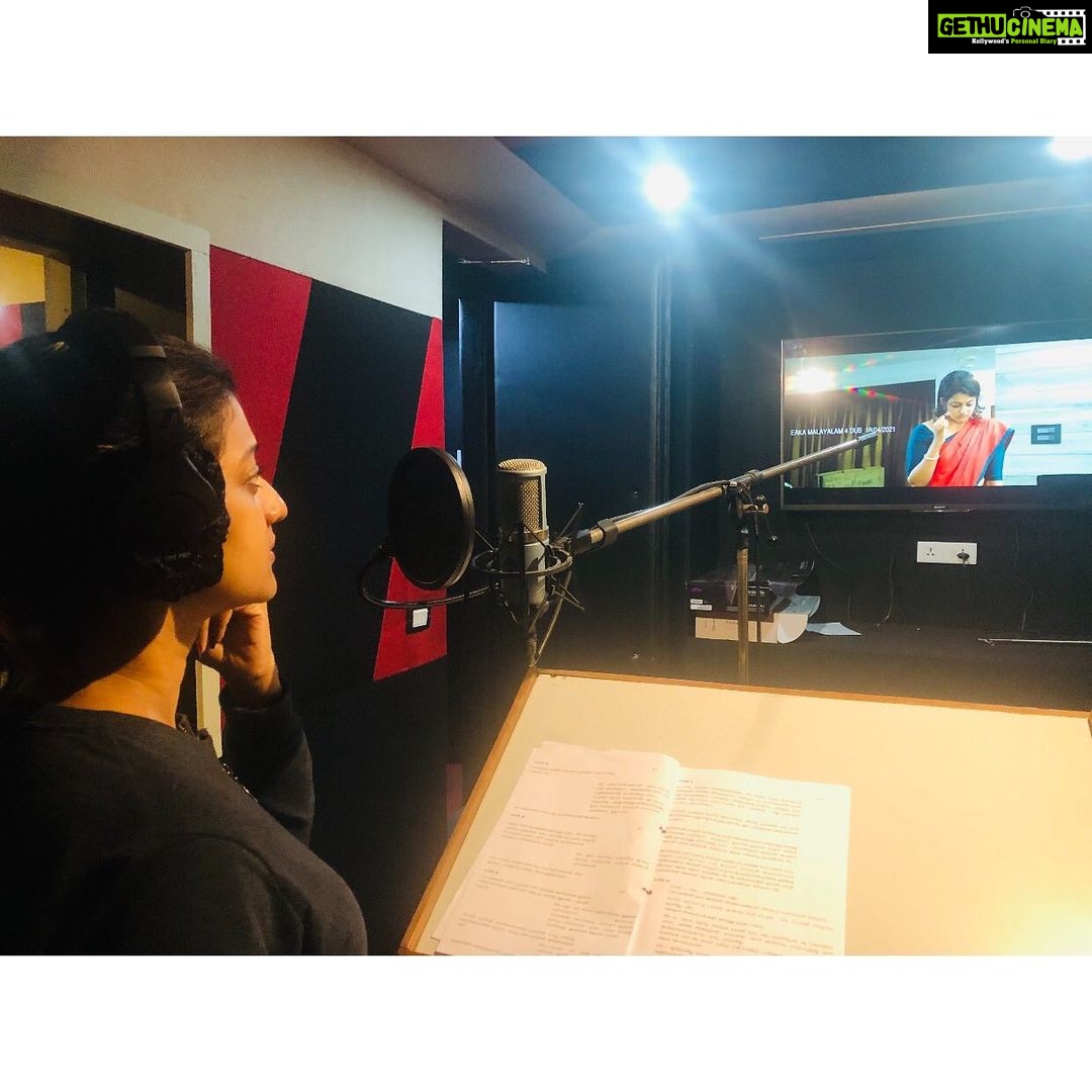 Priyanka Nair Instagram - Dubbing time ☺️😍 Pic courtesy @abhilashpn.official @davisvazhapilly kalabhavan Theatre Trivandrum