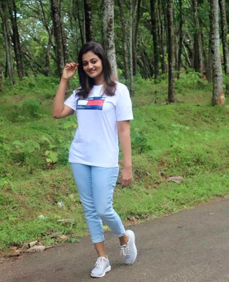 Priyanka Nair Instagram - Wearing thse beautiful T-shirts from @kefclothings @samad_kef @teamkef ☺️