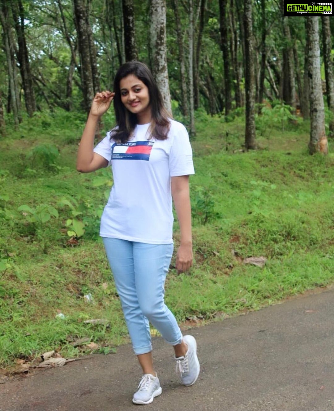 Priyanka Nair Instagram - Wearing thse beautiful T-shirts from @kefclothings @samad_kef @teamkef ☺️